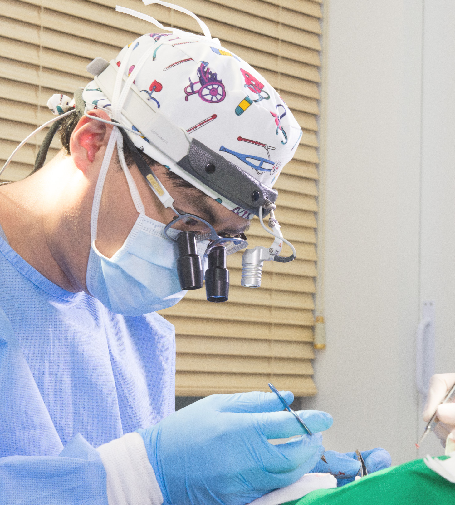 확대경을 쓰고 모발이식 재수술을 집도하는 이승재 원장