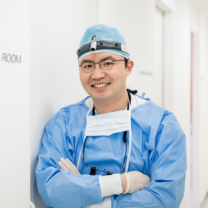 수술복을 입은 윤헤어라인의원 대표원장 이승재 성형외과 전문의