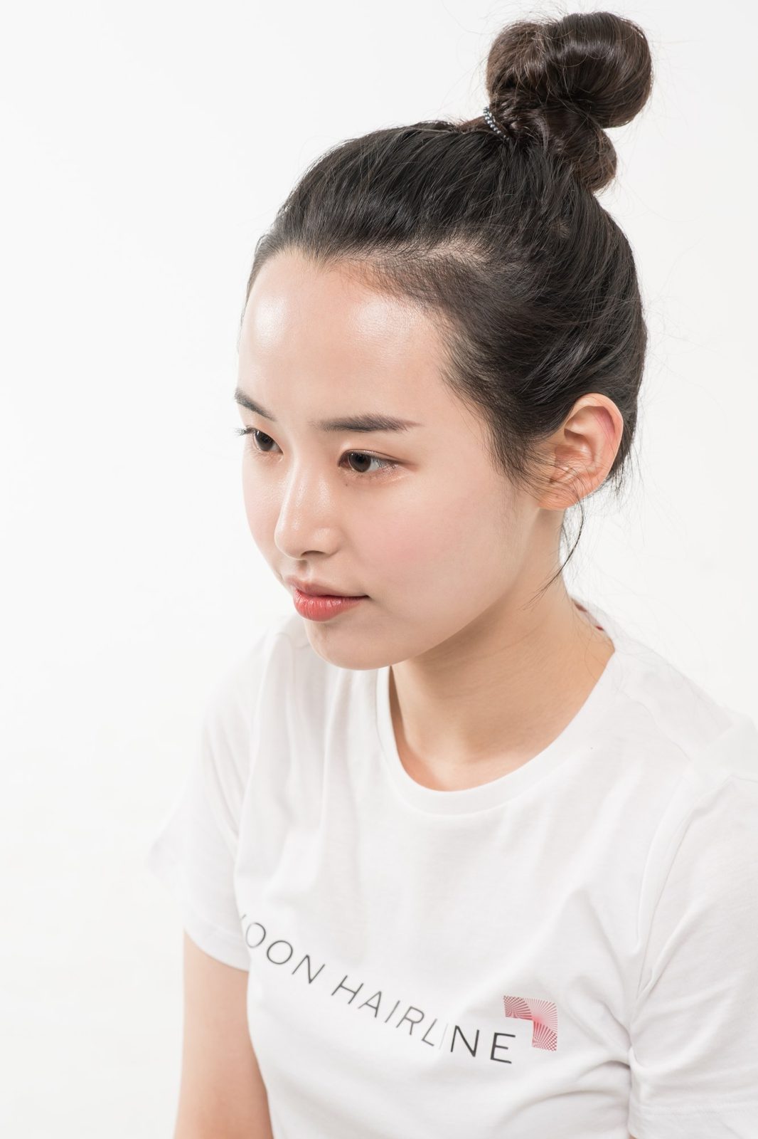 고개를 숙인 리얼 모델 — 묶어 올린 머리와 이마 경계