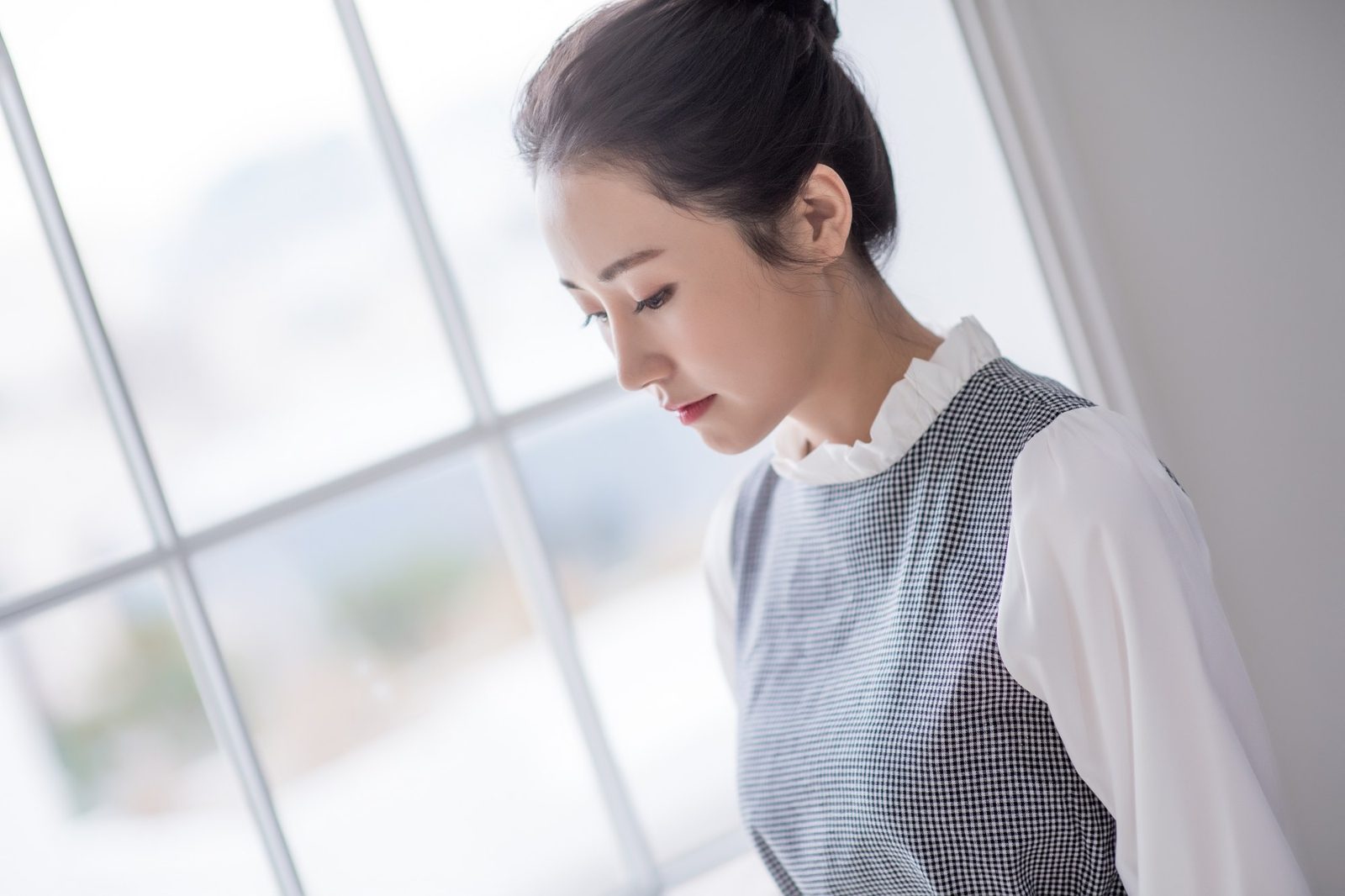 창가에서 고개를 숙인 리얼 모델