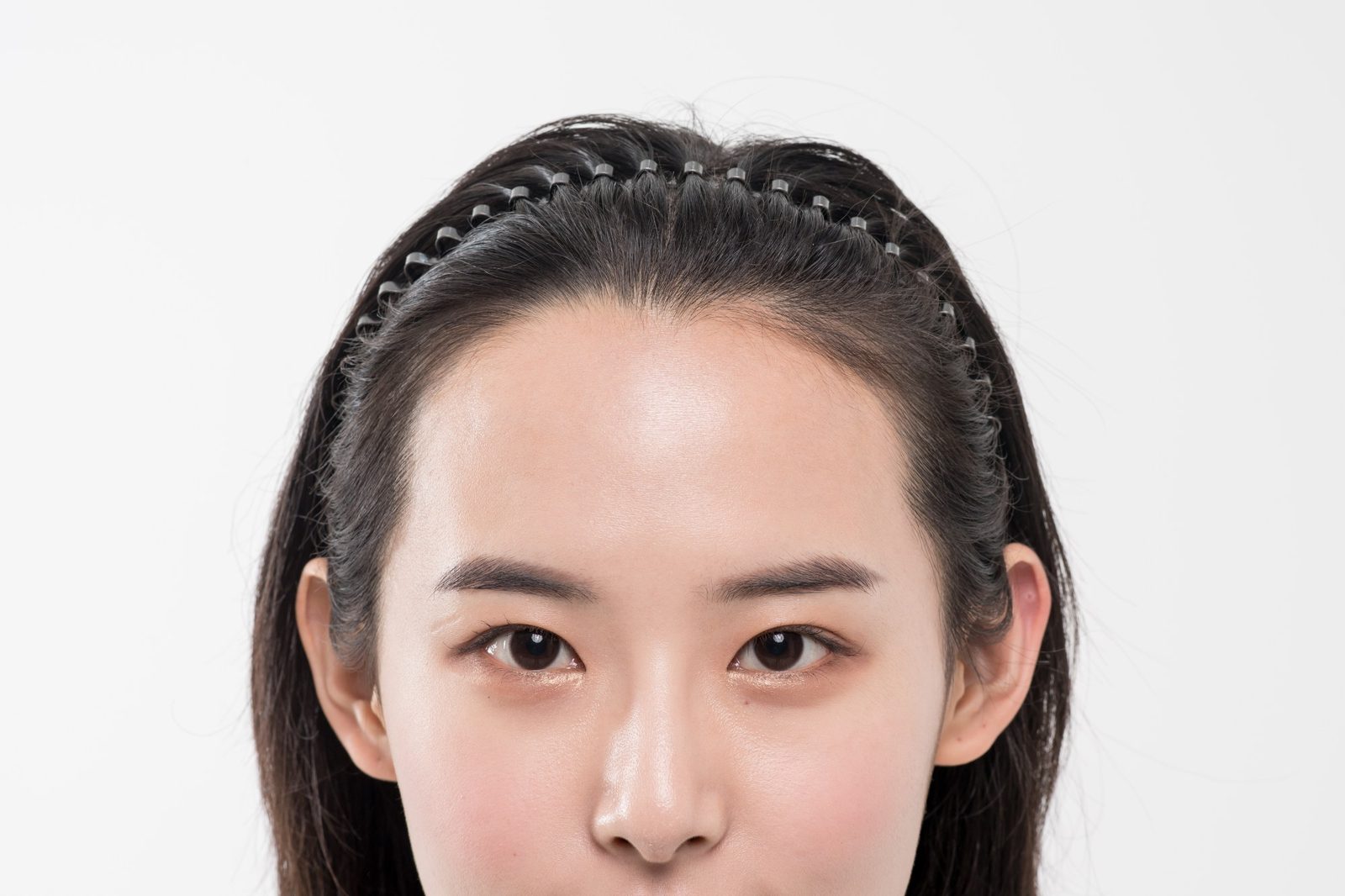 머리띠로 앞머리를 넘긴 리얼 모델 정면 헤어라인