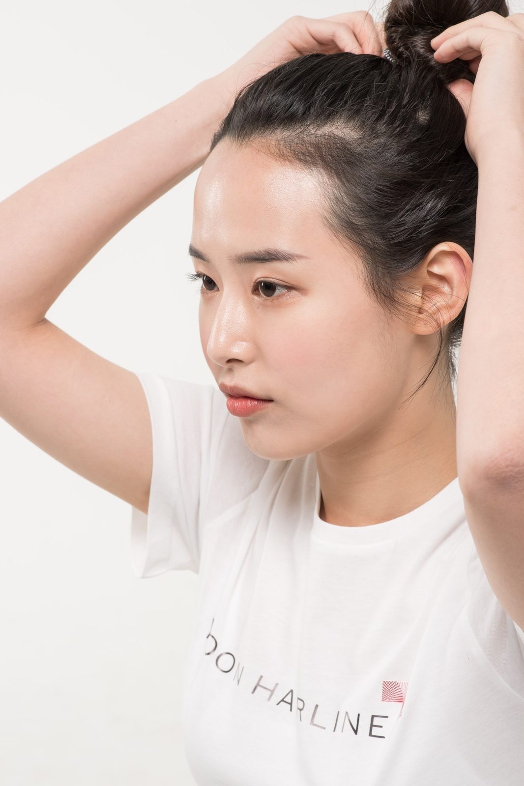 머리를 묶어 올리는 리얼 모델의 이마