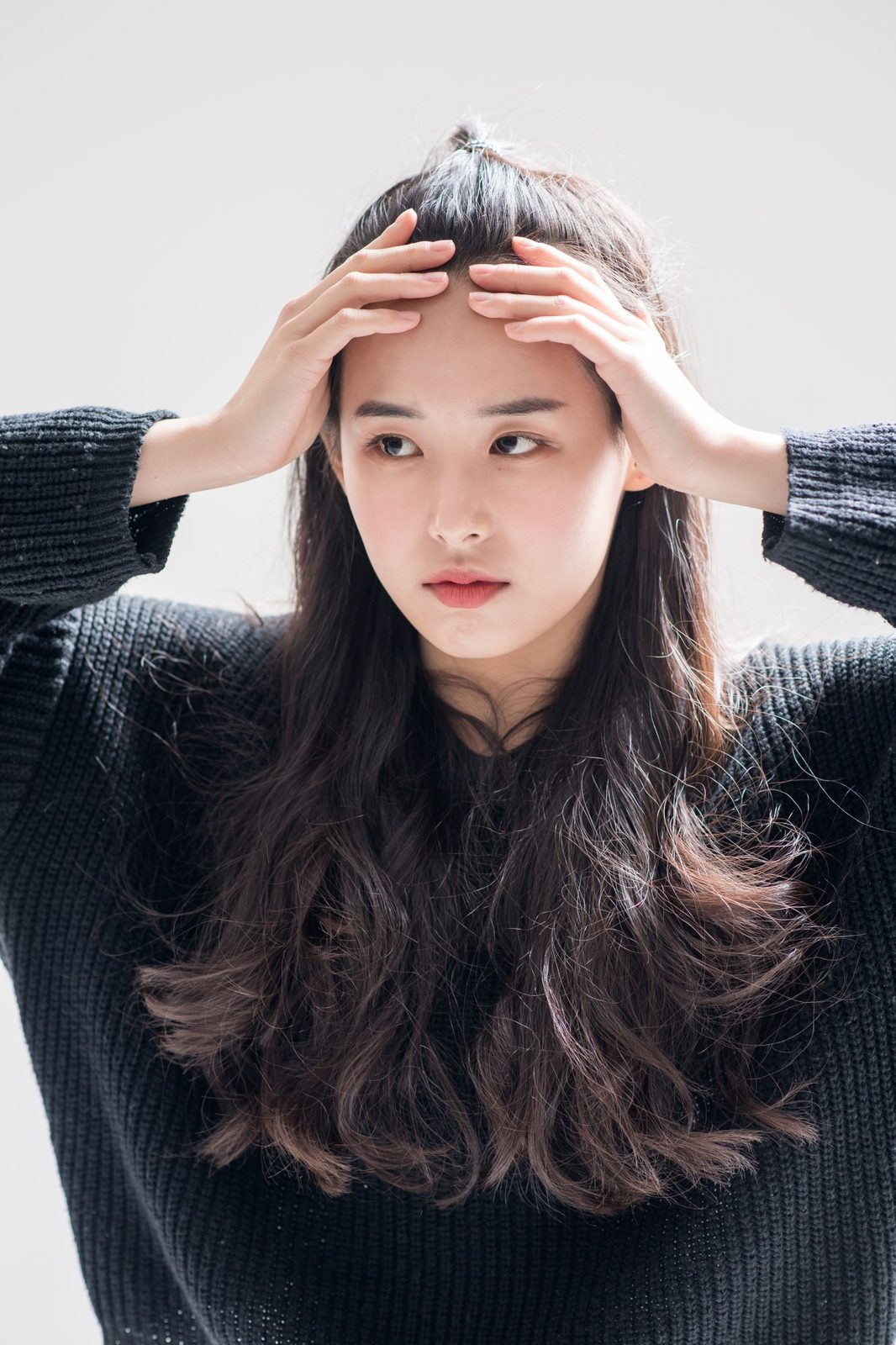 두 손으로 앞머리를 넘긴 리얼 모델