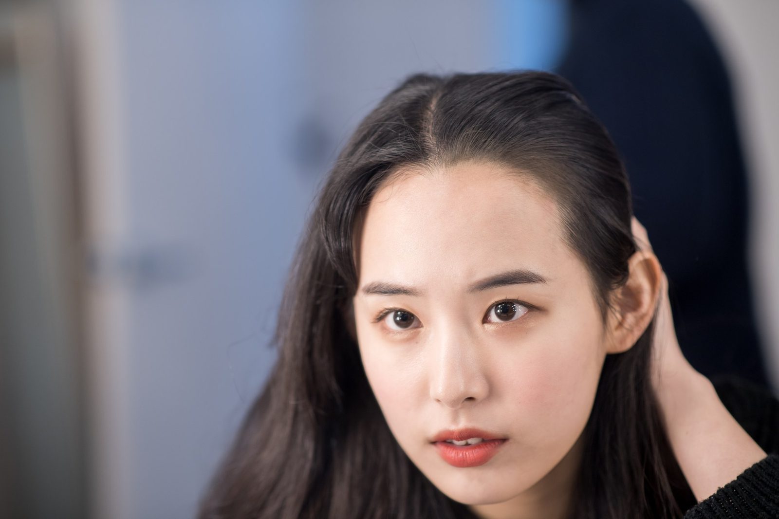 거울 속 자신의 헤어라인을 확인하는 모델