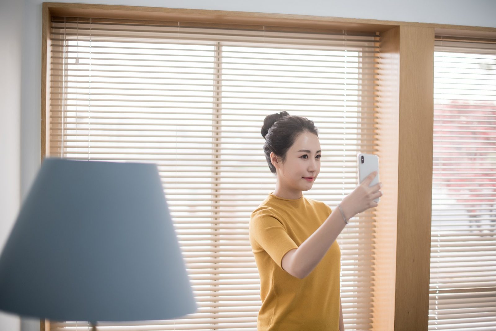 휴대폰으로 셀카를 찍는 리얼 모델