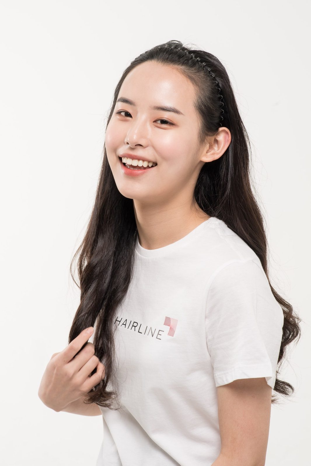 긴 머리를 늘어뜨린 리얼 모델