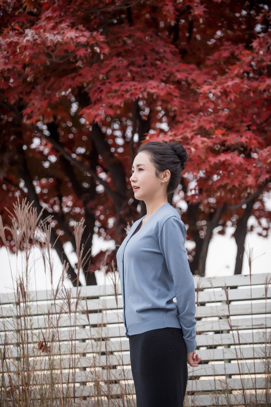 자연스러운 모발이식 일상 화보 — 단풍나무 아래 카디건 차림의 리얼 모델