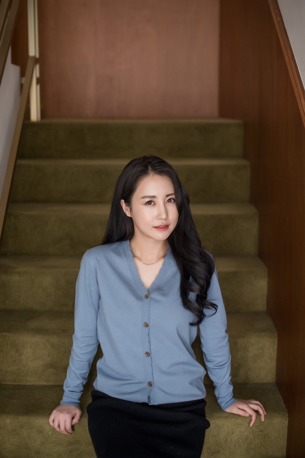 계단에 앉은 블루 카디건의 리얼 모델
