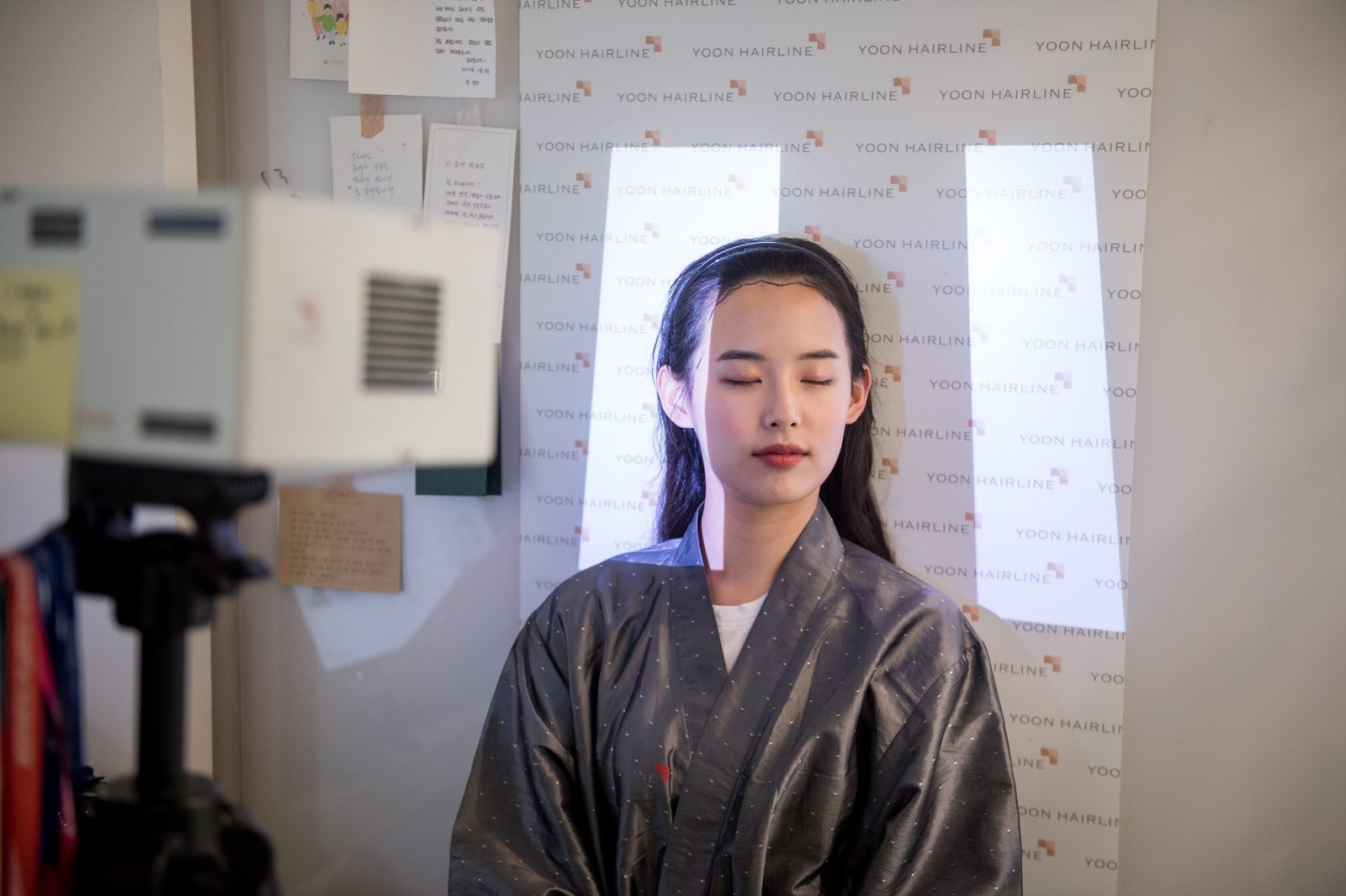 3D 스캐너 앞에 앉아 촬영을 받는 모델