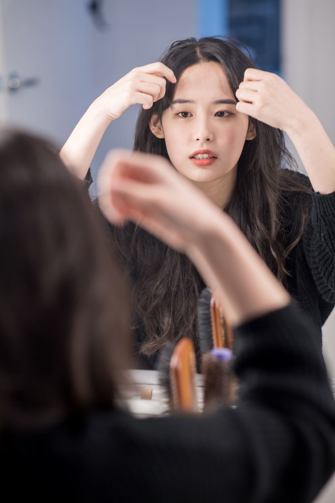 리얼 모델이 헤어라인을 넘겨 보이는 장면