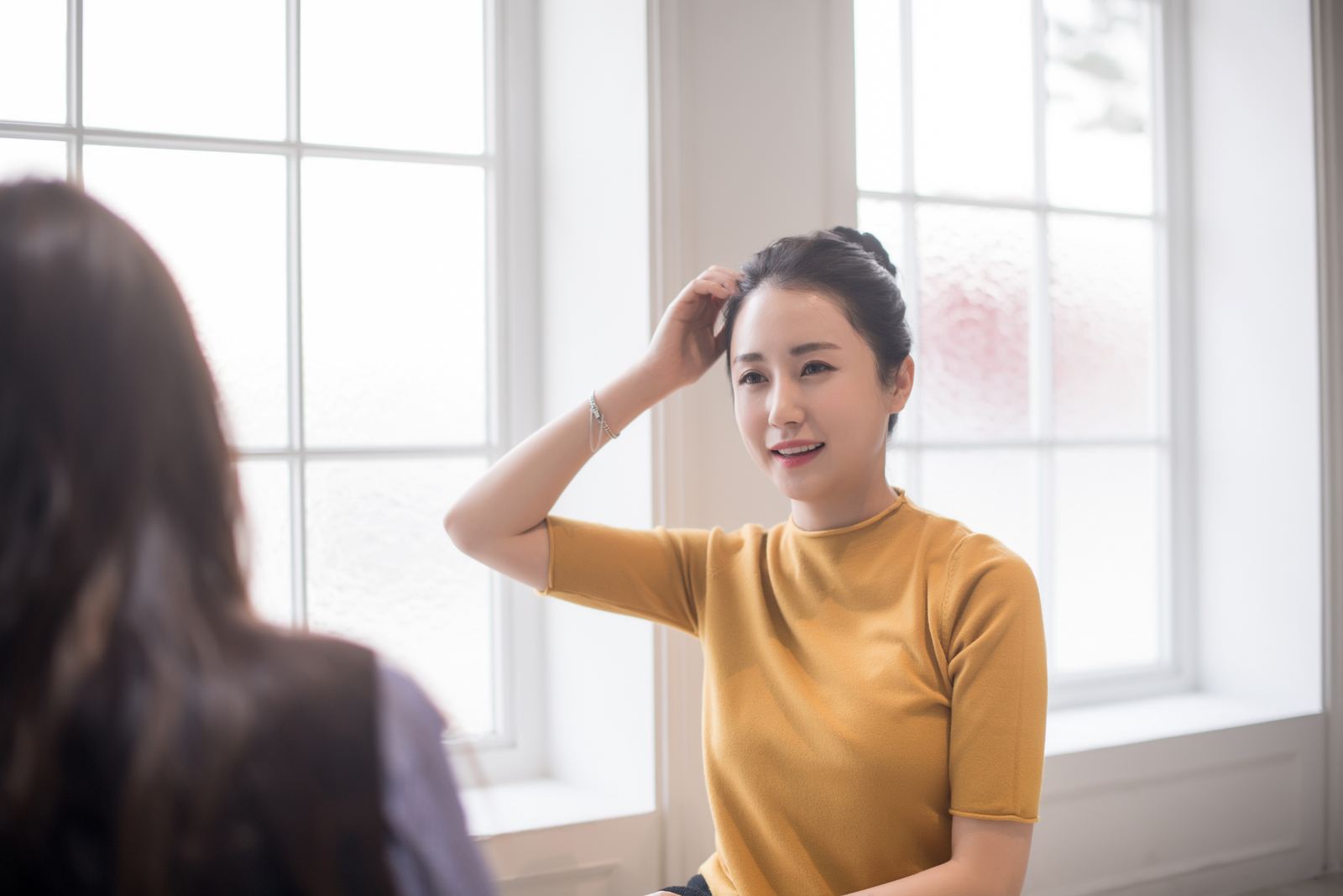 리얼 모델이 앞머리를 넘기는 모습