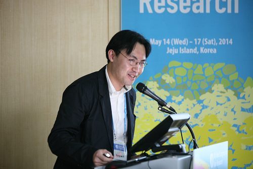 2014년 세계모발연구학회 연단에 선 이승재 원장