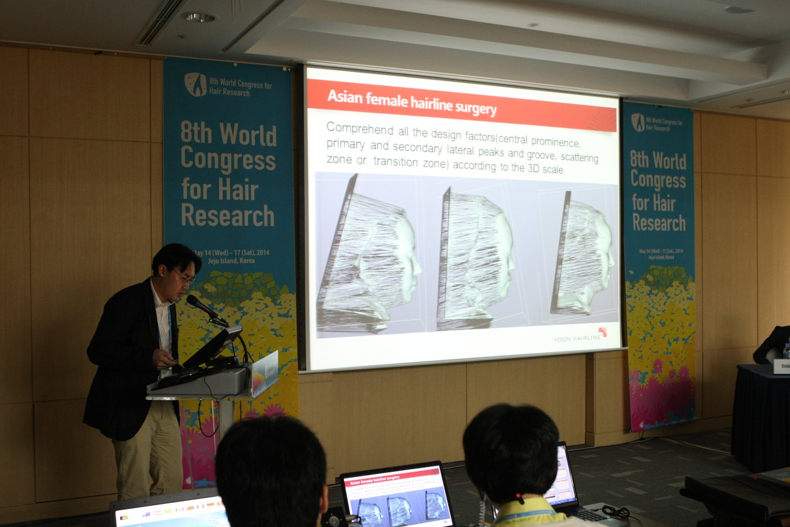 2014년 세계모발연구학회에서 3D 얼굴 스캔 모델을 발표하는 이승재 원장