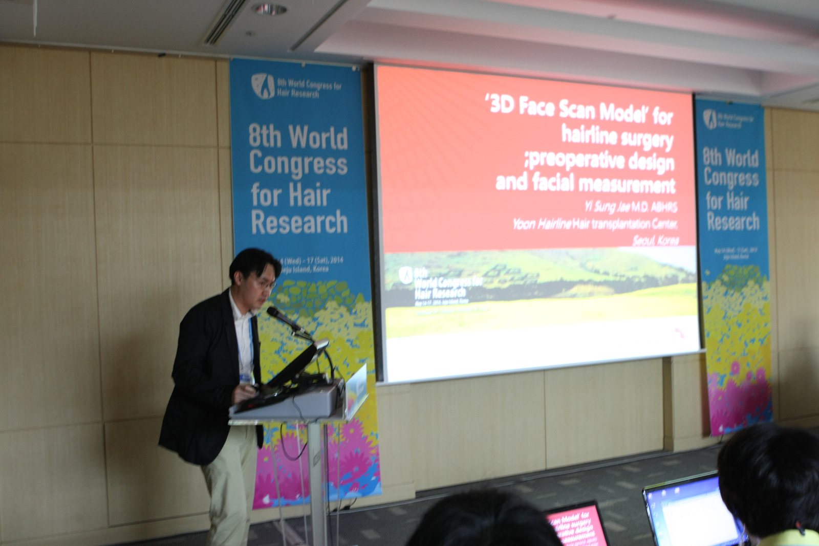 3D Face Scan Model 발표를 시작하는 이승재 원장