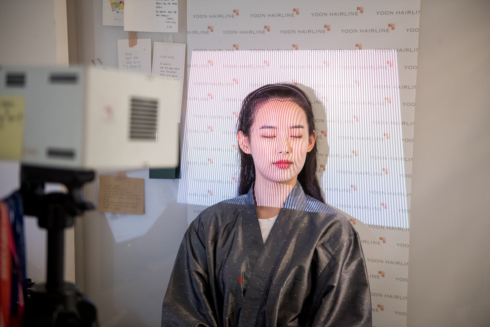 3D 스캐너로 얼굴의 입체 윤곽을 측정하는 장면