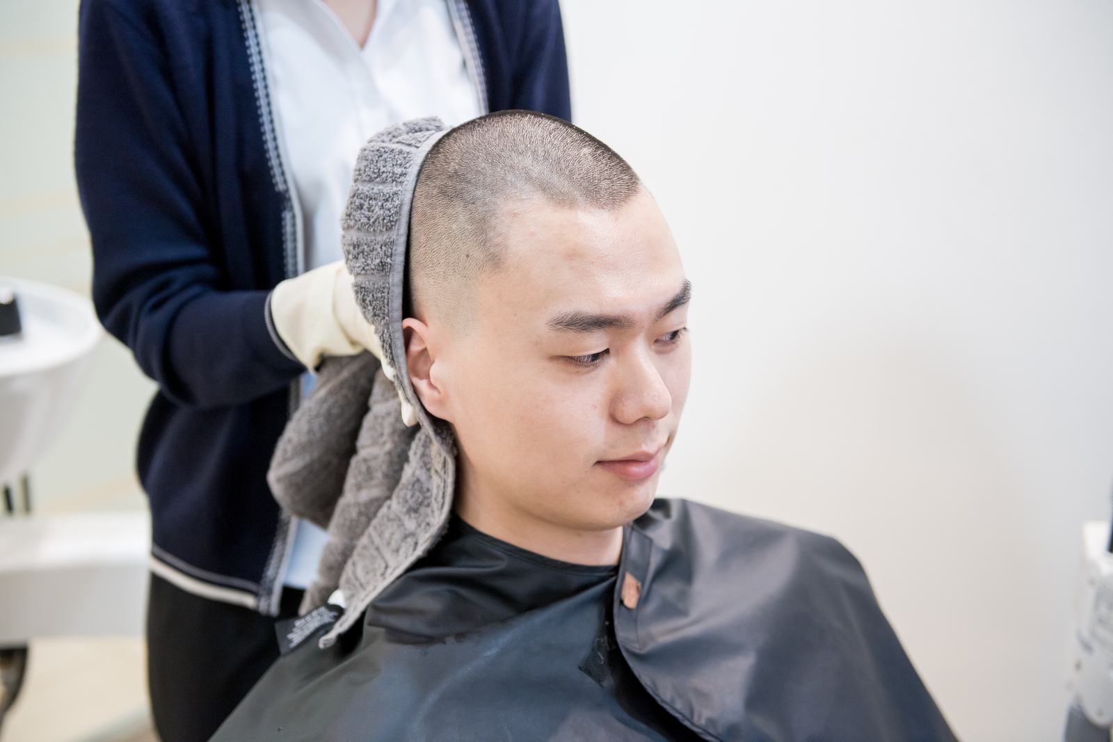 삭발 후 수술을 준비하는 남성 환자