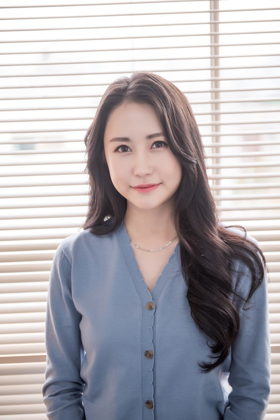 윤헤어라인 리얼 모델 — 창가에 선 여성