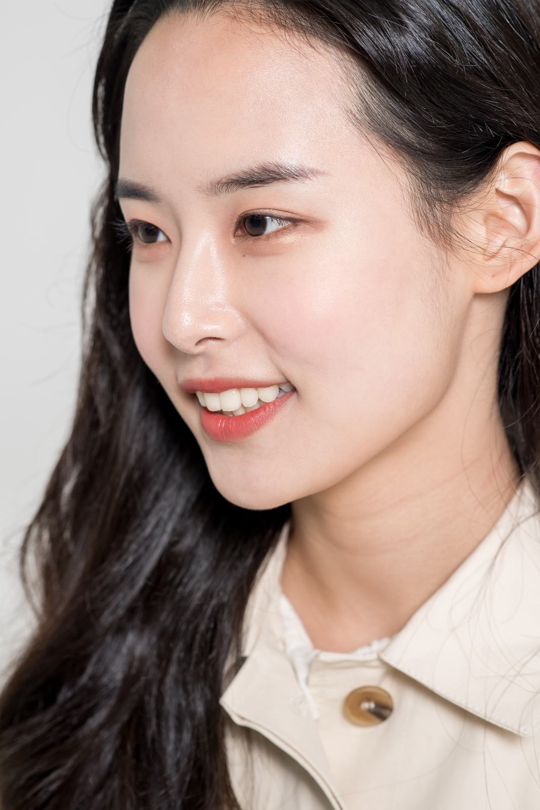 윤헤어라인 리얼 모델 — 미소 짓는 옆모습