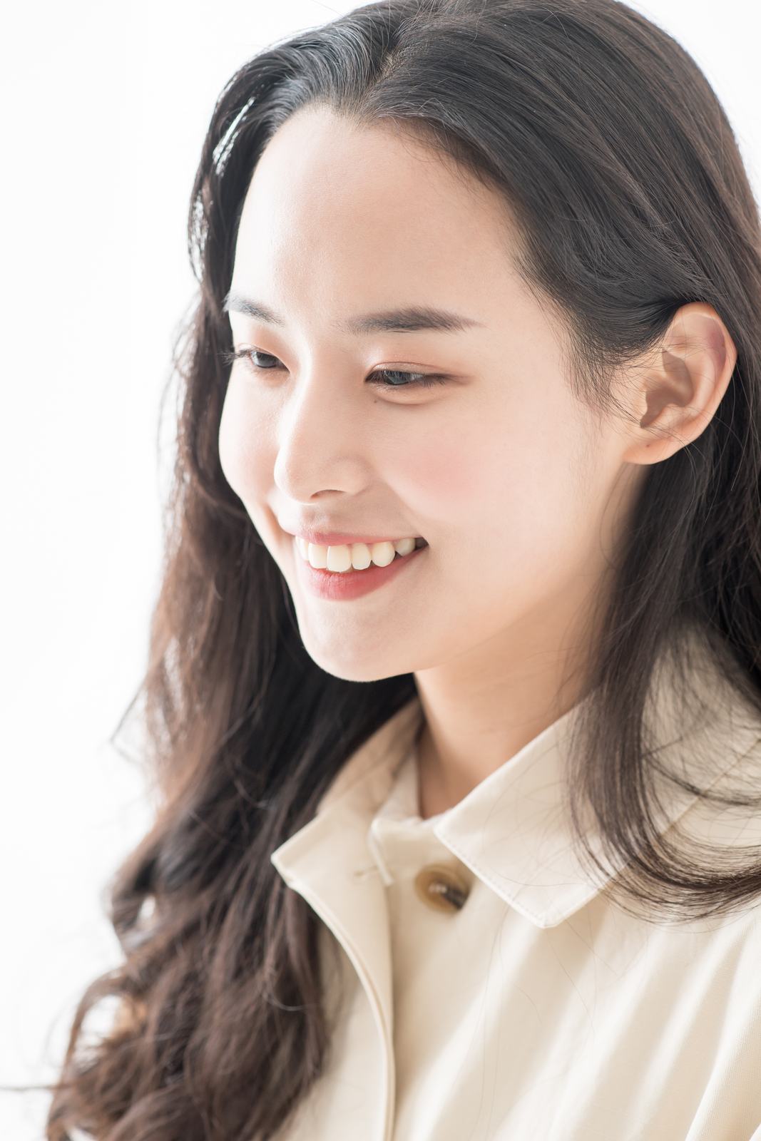 윤헤어라인 리얼 모델 — 웨이브 머리의 여성