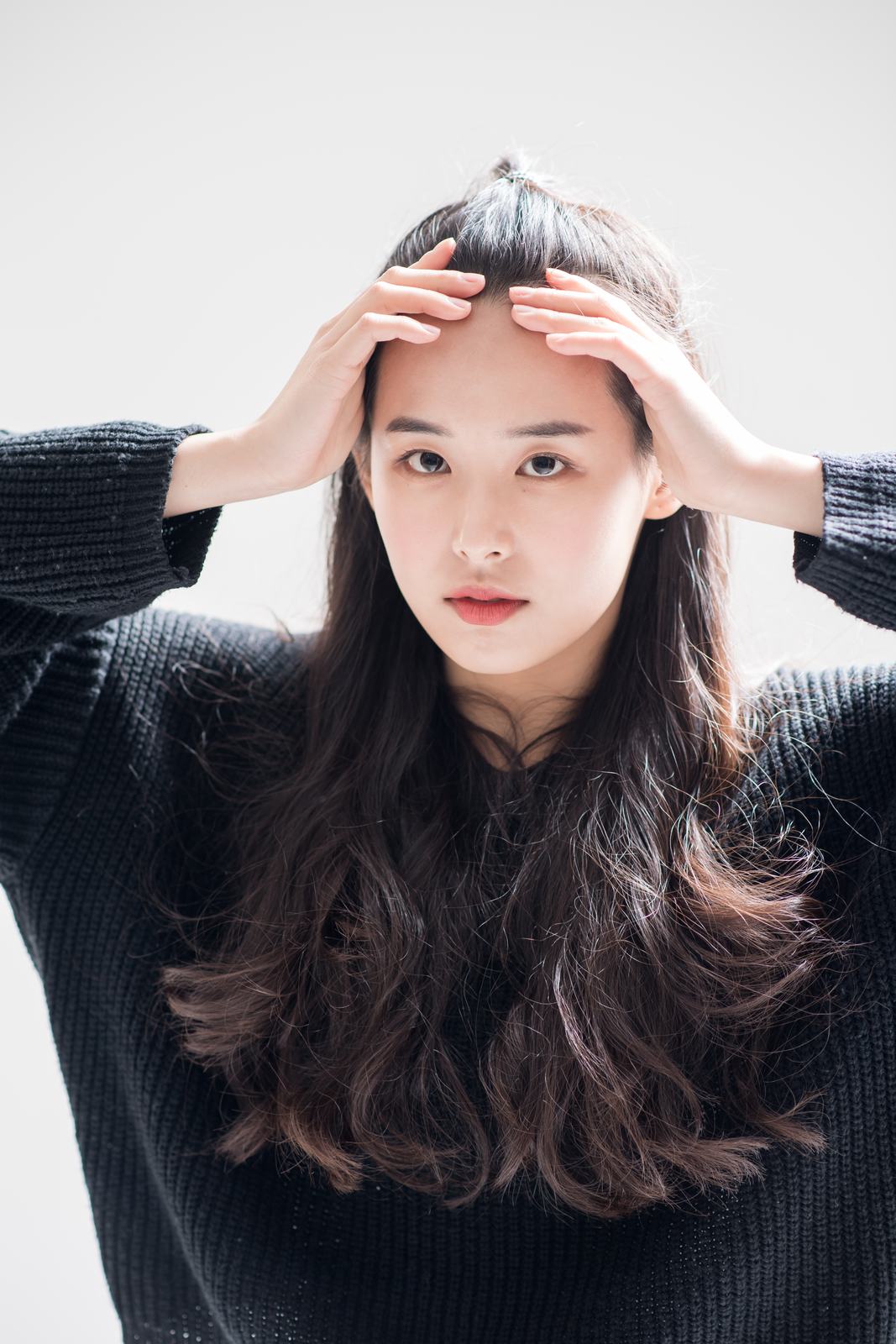 윤헤어라인 리얼 모델 — 머리를 넘기는 여성