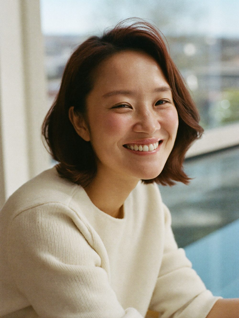 단발머리 여성의 자연스러운 가르마와 헤어라인