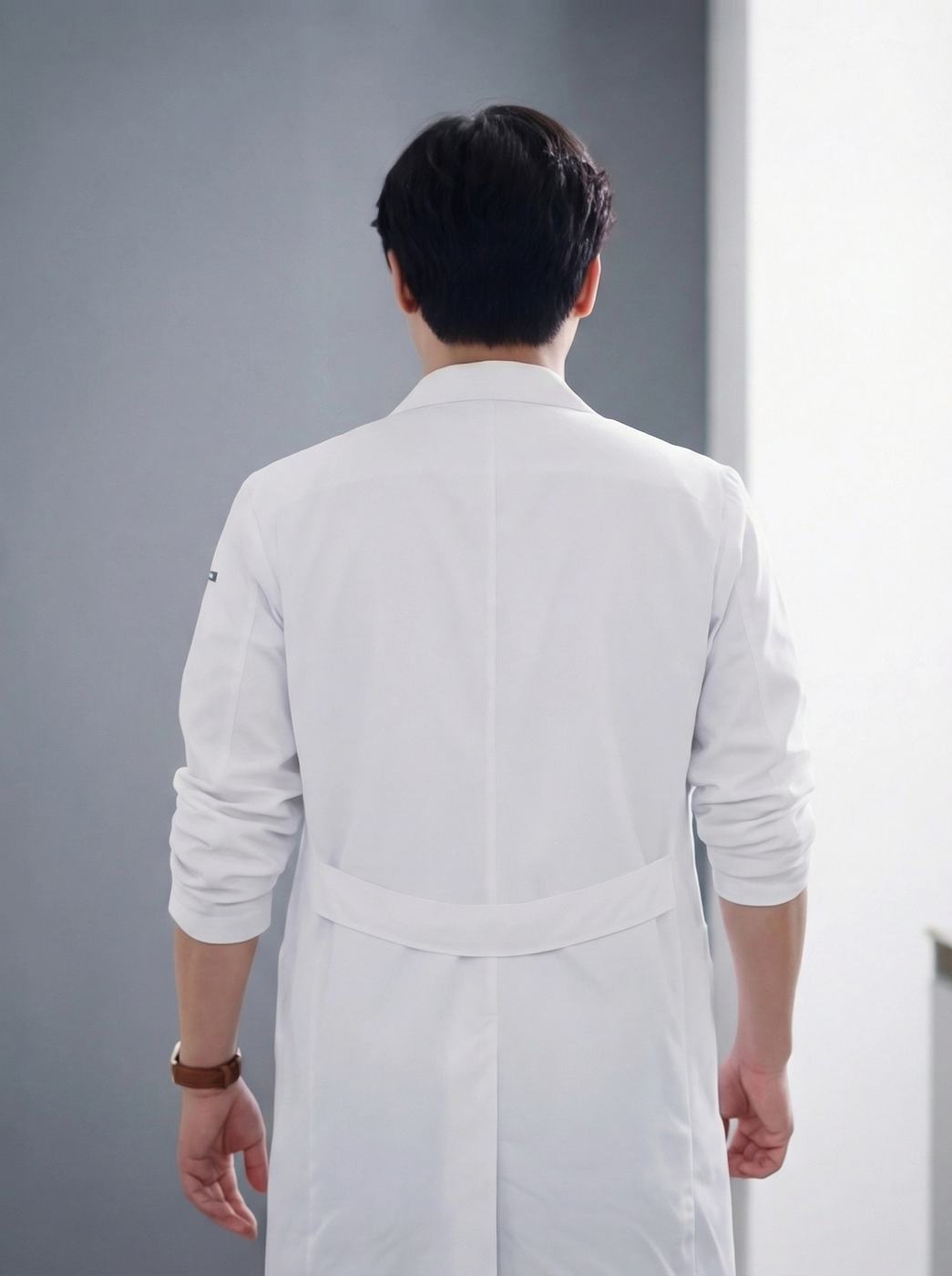 수술을 마치고 경과 사진을 확인하는 이승재 원장의 뒷모습