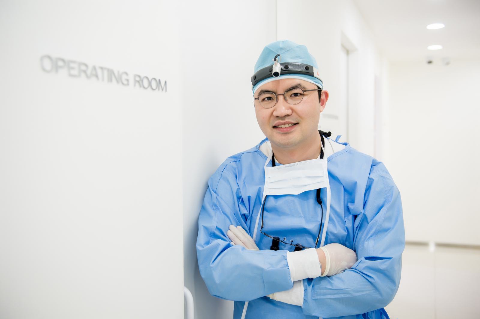 수술실에서 집도를 준비하는 이승재 원장